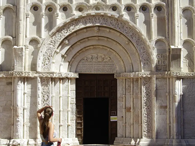 Auch die Hauptstadt der Marken, Ancona, hat viel zu bieten: quirlige Hafenmetropole mit historischen Kirchen und herrlichen Ausblicken.