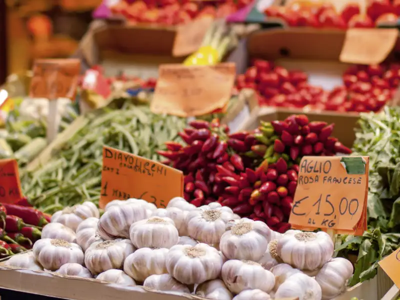 Märkte in Italien mit den frischen Waren aus den Regionen üben auf unserer Rundreise durch Umbrien und die Marken eine große Anziehungskraft auf uns aus, der wir gern nachgeben.