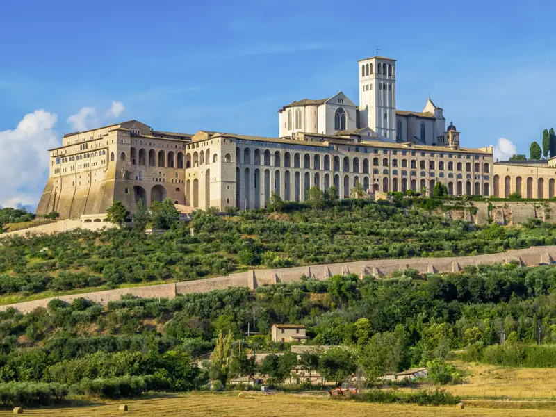 Eines der Highlights der Rundreise durch Umbrien und die Marken ist der Besuch in Assisi. In der Basilika S. Francesco zeigt uns der Franziskanerbruder Thomas herrliche Fresken, die vom Leben des heiligen Franziskus erzählen.