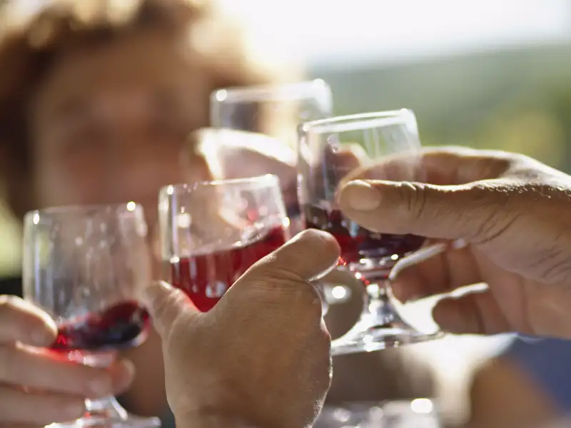 Eine Weinprobe darf bei der Rundreise in der Kleingruppe durch Umbrien und die Marken nicht fehlen! Auf einem Landgut verkosten wir Spezialitäten und Weine der Region. Unser Gastgeber Stefano beantwortet gerne unsere neugierigen Fragen.