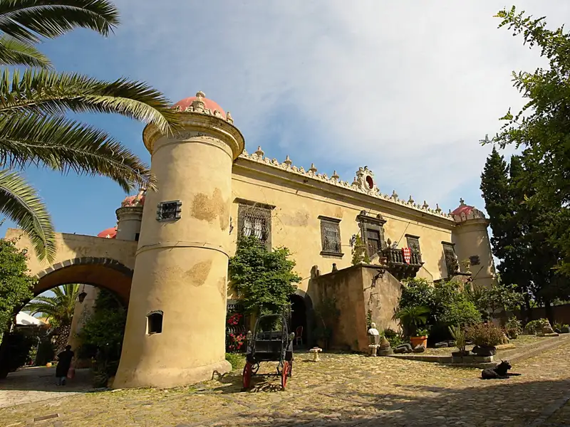 Auf der Sizilien-Rundreise in kleiner Gruppe übernachten wir  in ausgewählten Hotels. An der Küste bei Taormina erwartet uns das Castello di San Marco mit seinem ganz besonderen Flair.