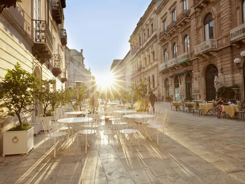 Wir werden es bei unserer Studienreise in kleiner Gruppe durch Sizilien erleben: Die Fußgängerzonen in einer sizilianischen Fußgängerzone hinterlassen meistens einen blendenden Eindruck.