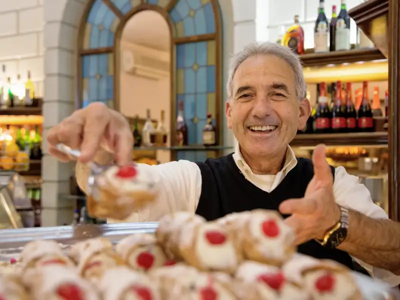 Auf unserer Kleingruppenreise nach Sizilien entdecken wir nicht nur die reiche Kultur der Insel, sondern kosten Leckeres aus der Inselküche.