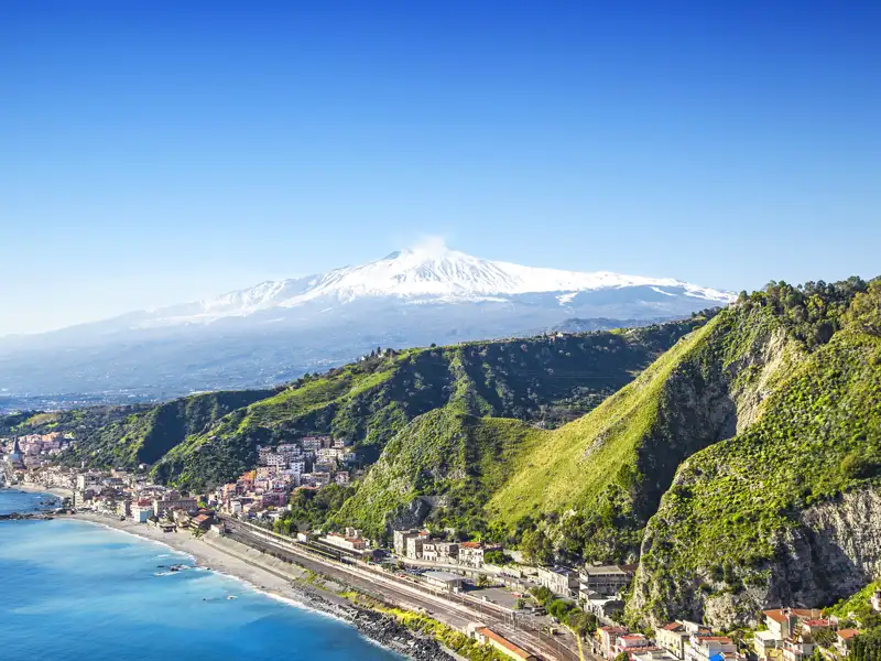 Wir wandeln in Taormina auf Goethes Spuren zum griechisch-römischen Theater, genießen auf unserer Studienreise durch Sizilien immer wieder die Blicke aufs Meer hinunter und hinüber zum rauchenden Ätna.