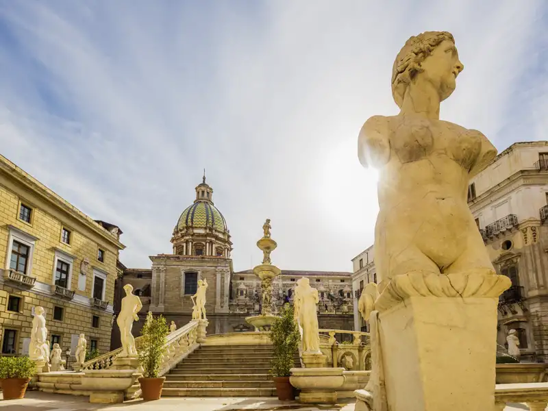 Skulpturen der Fontana Pretoria auf der Piazza Pretoria in Palermo mit der Kirche Santa Caterina im Hintergrund - eines der Highlights unserer Studienreise in kleiner Gruppe durch Sizilien.