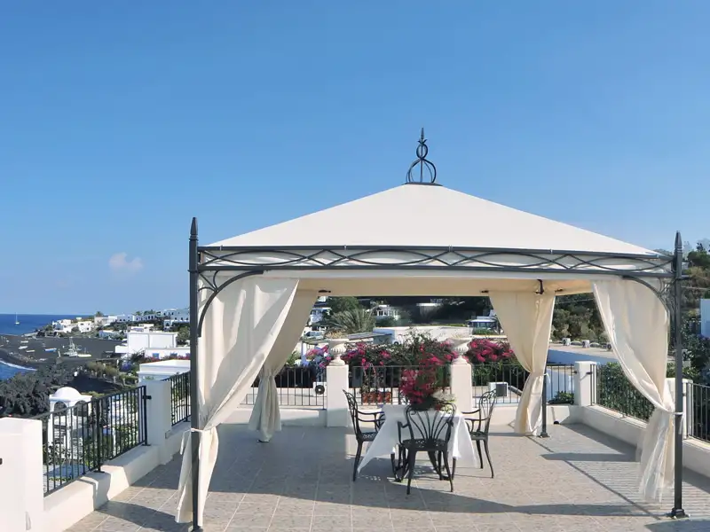 Auf Stromboli liegt unser Hotel Villagio Stromboli direkt am Meer und garantiert perfekte Urlaubstage während unserer Kleingruppenreise auf den Äolischen Inseln.