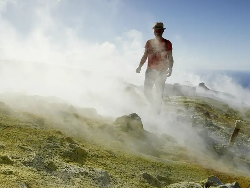 Auf Stromboli wandern wir bei dieser Rundreise in kleiner Gruppe einen Vulkanhang entlang zum "Weg des Feuers", wo wir einen Eindruck von der Urgewalt des Vulkans bekommen.