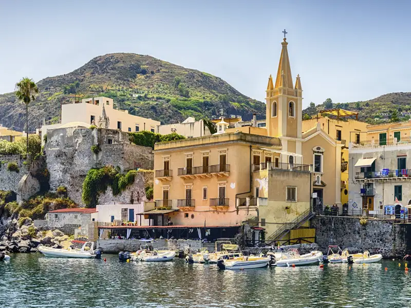 Die Rundreise in kleiner Gruppe zu den Äolischen Inseln startet auf der quirligen Hauptinsel Lipari. Der kleine Hafen lädt zum Bummeln ein.