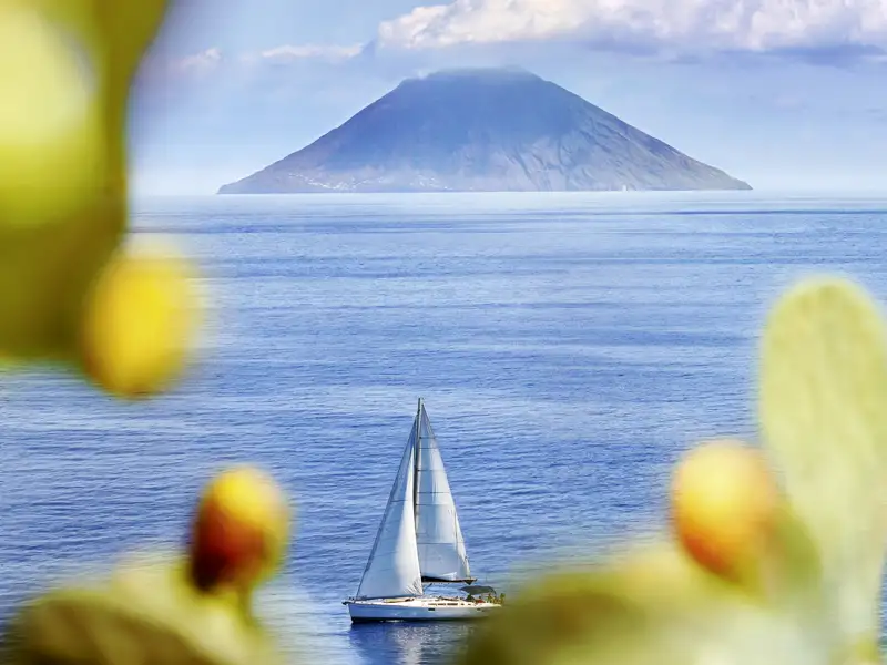 Ein Highlight auf der Rundreise von Studiosus auf die Äolischen Inseln ist der Stromboli. Immer wieder erhaschen wir beeindruckende Blicke auf diesen aktiven Vulkan.