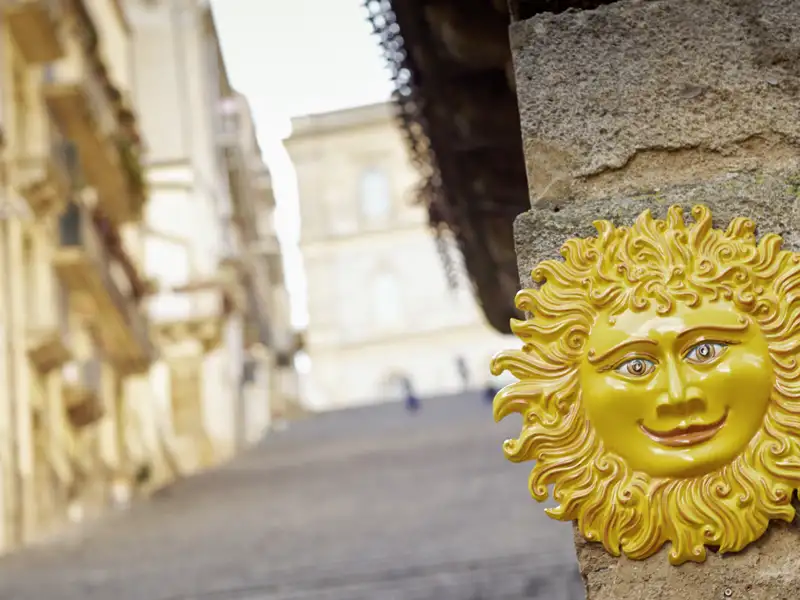 Natürlich freuen wir uns auf unserer Rundreise über die wichtigen Sehenswürdigkeiten Siziliens. Doch oft sind es die kleinen Dinge, die uns lächeln lassen. Diese Sonne strahlt jedenfalls das ganze Jahr über.