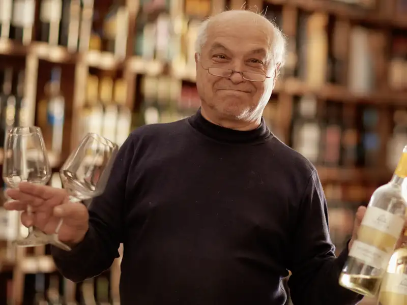 Giuseppe erzählt auf unserer Studienreise durch Sizilien von seinen Reben und dem fruchtbaren Lavaboden der Ätnahänge. Wir erheben die Gläser auf Sizilien und unsere Reise, kosten seinen tiefroten Wein und genießen den rustikalen Imbiss.