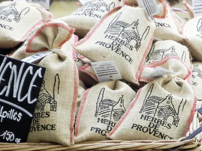 Säckchen mit Kräutern der Provence, die zum Verkauf angeboten werden