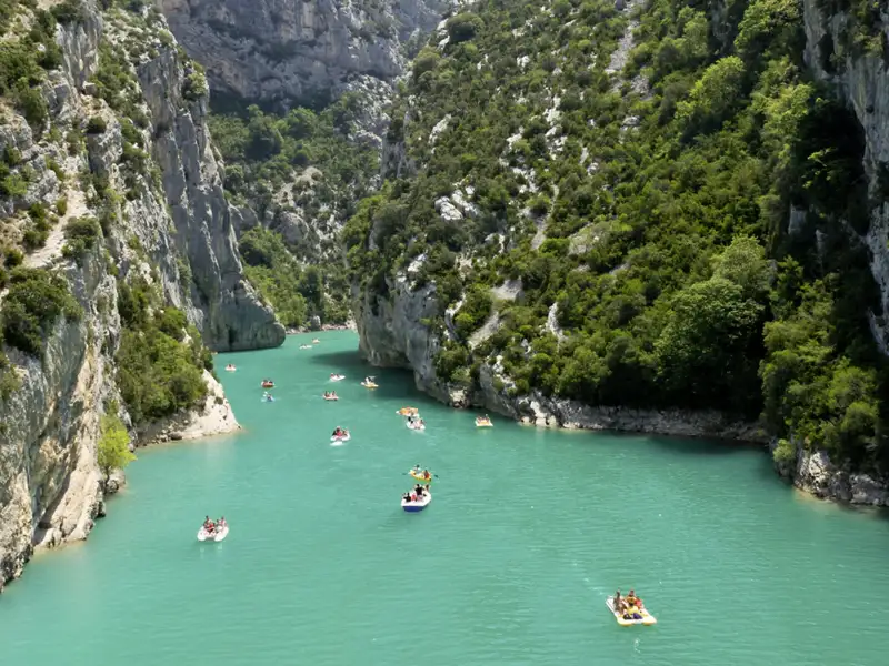 Blick auf die türkisfarbenen Gewässer und die steilen Felswände der Verdon-Schlucht. Ihr Studiosus-Reiseleiter zeigt Ihnen die schönsten Fotostopps und Aussichtspunkte.