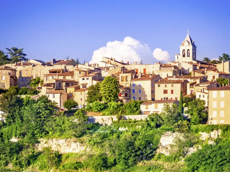 Erleben Sie während Ihrer Studienreise durch die Provence malerische Dörfer, die zum Bummeln, Einkaufen und Kaffeetrinken einladen.