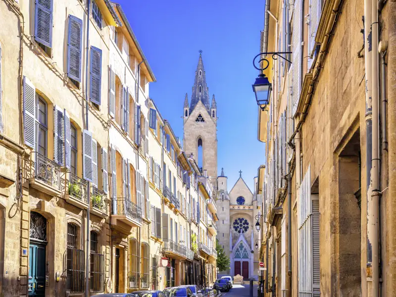 Besuchen Sie auf Ihrer Rundreise mit Studiosus durch die Provence natürlich auch Aix-en-Provence, die Heimat von Paul Cézanne und Emile Zola und bummeln Sie wie schon die beiden durch die Altstadtgassen zur Kirche Saint Jean.