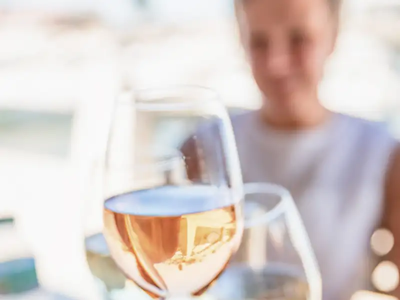 Stoßen Sie mit einem Glas guten Weins mit Ihren Mitreisenden und Ihrem Studiosus-Reiseleiter auf eine gelungene Reise an.