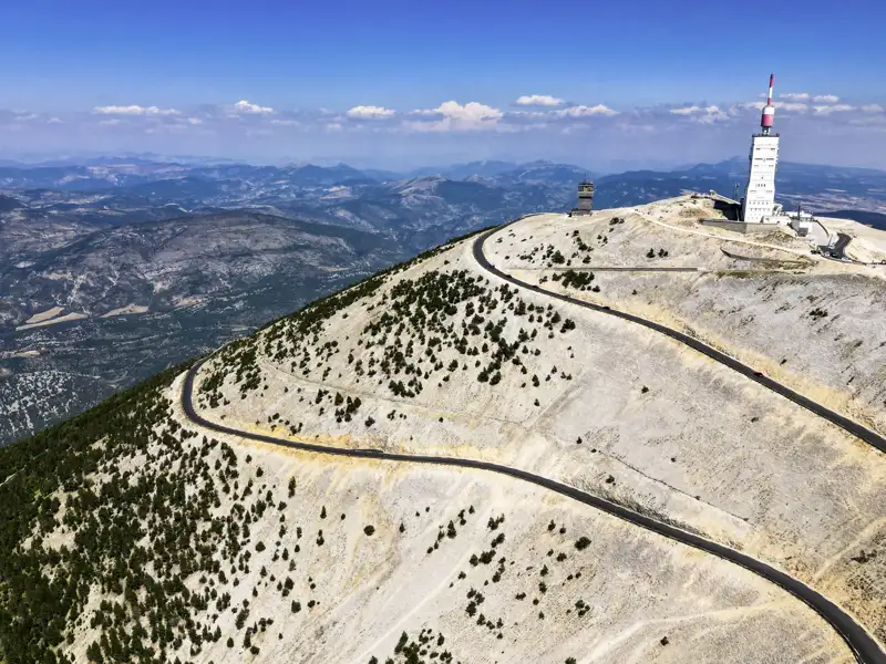 Legendär – nicht nur unter Radsportfreunden – ist der kahle, häufig windumtoste Mont Ventoux, der sich in der nördlichen Provence erhebt. Wir statten dem Berg während unserer Rundreise einen Besuch ab.