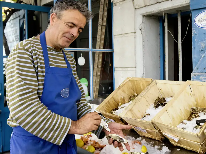 Auf unserer smart&small-Rundreise durch die Bretagne zeigt uns ein Austernzüchter die Tricks zum Öffnen und Schlürfen der zackigen Muscheln.