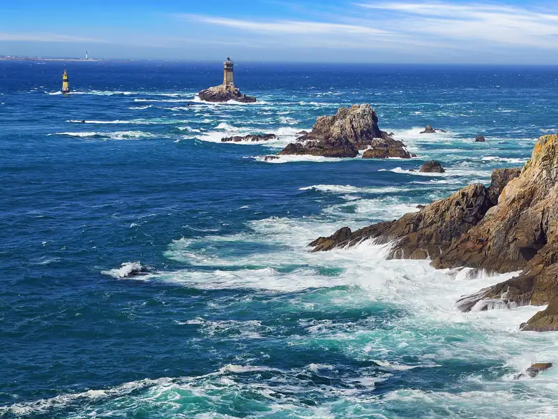 An der Pointe du Raz machen wir uns auf einen kleinen Spaziergang und werden währenddessen vom Wind kräftig durchgepustet.