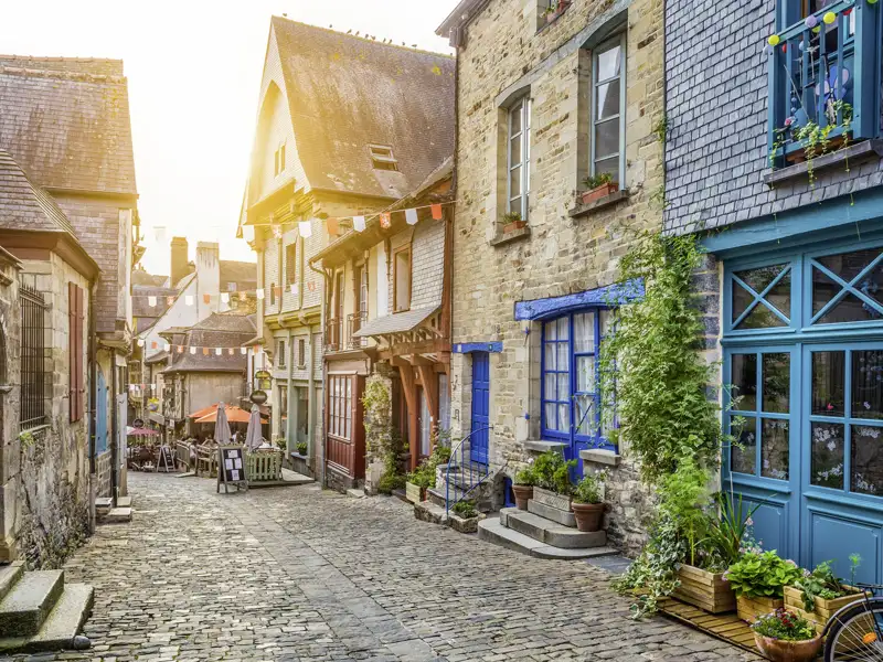 Auf unserer Reise lernen wir die Bretagne mit ihren typischen kleinen Dörfern kennen, wo die alten Steinhäuser dicht an dicht in den Gassen stehen. Besonders schön: die Morgenstimmung in einem bretonischen Dorf.