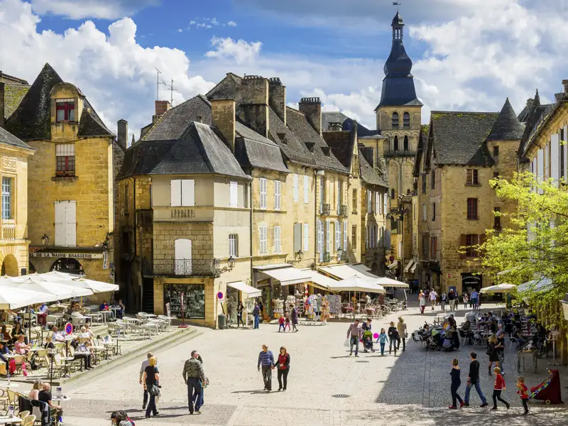 Wie aus einem Guss und ganz in Ockertönen präsentiert sich die Altstadt von Sarlat im Périgord, einer unserer Übernachtungsorte. Besonders stimmungsvoll geht es hier zu, wenn der Markt stattfindet - den wir auf unserer Rundreise natürlich auch besuchen.