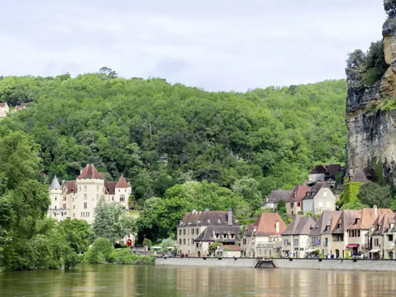 Das Tal der Dordogne ist reich an postkartenreifen Ausblicken: so auch das zwischen den Fluss und die steilen Felsen geklemmte Dorf La Roque-Gageac, dem wir auf unserer Reise selbstverständlich auch einen Besuch abstatten.