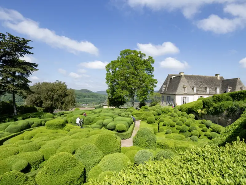 Von den kunstvoll gepflanzten Gärten von Marqueyssac genießen wir auf unserer Reise ins Périgord den Blick ins Tal der Dordogne