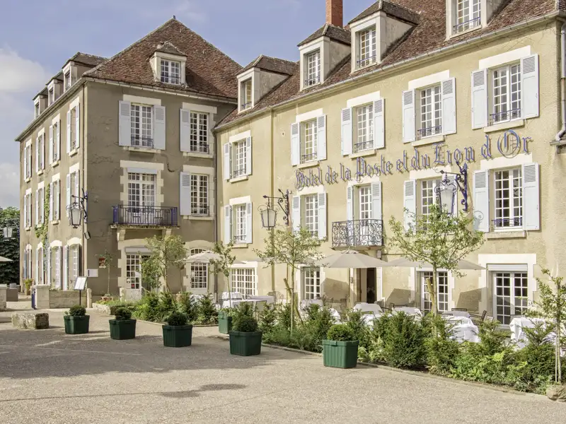 Das Hotel Poste et Lion d'Or in Vézelay ist in einem historischen Gebäude untergebracht. Hier wohnen wir für drei Nächte im Rahmen unserer smart&small-Reise Burgund.
