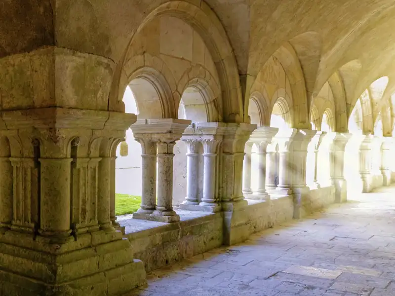 Ein romanischer Kreuzgang im Burgund. Auf Ihrer Rundreise führt Sie Ihr Studiosus-Reiseleiter immer wieder zu solch beeindruckenden Orten der Stille und des Friedens.