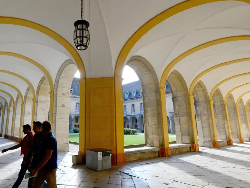 In den Ruinen der Abteikirche von Cluny, im Mittelalter eines der großen kulturellen Zentren des Abendlandes, umweht uns auf unserer Rundreise durchs Burgund der Atem der Geschichte.