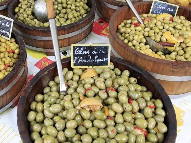 Die Spezialitäten Frankreichs – hier Oliven – spielen eine große Rolle auf unserer Reise. Wir genießen sie zum Beispiel in Dijon, wo sich mit den Markthallen ein Paradies für Feinschmecker befindet.