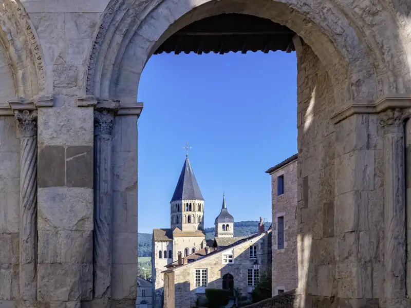 Eine der ältesten Abteien des Abendlandes ist die von Cluny, welche Sie im Rahmen Ihrer Studienreise ins Burgund besuchen. Sie fasziniert sowohl mit Geschichte als auch mit romanischer Architektur.