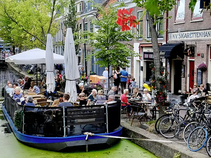 In Delft wohnen wir auf unserer Rundreise durch die Niederlande direkt an einer Gracht im charmanten Hotel Johannes Vermeer. Früher beherbergte das Gebäude eine Zigarrenfabrik.