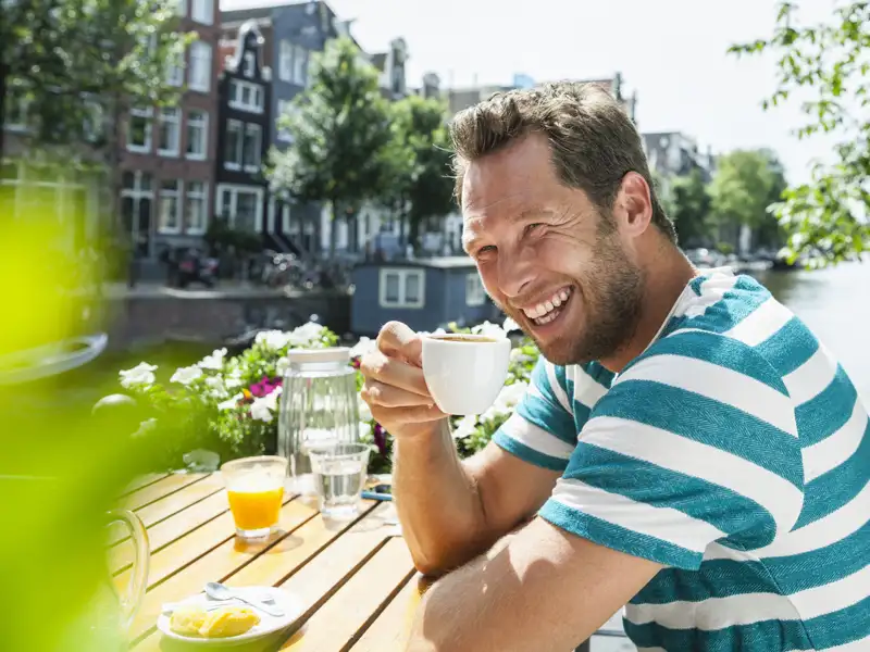 Zeit zum Entspannen und Genießen - ein wesentliches Element der smart&small-Rundreisen von Studiosus. So auch in den Niederlanden, wo Sie in Amsterdam oder Delft immer wieder die Möglichkeit haben, an einer der Grachten zu verweilen und einen Kaffee zu trinken.