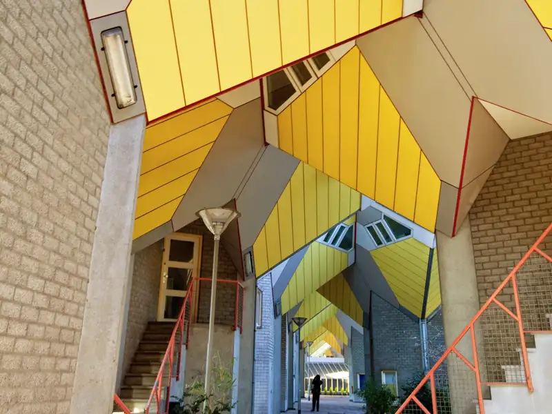 In Rotterdam schuf der Architekt Piet Blom mit seinen Kubushäusern einen revolutionären Wohnentwurf. Auf unserer Rundreise in einer kleinen Gruppe durch die Niederlande sehen wir diese ungewöhnliche Wohnanlage.