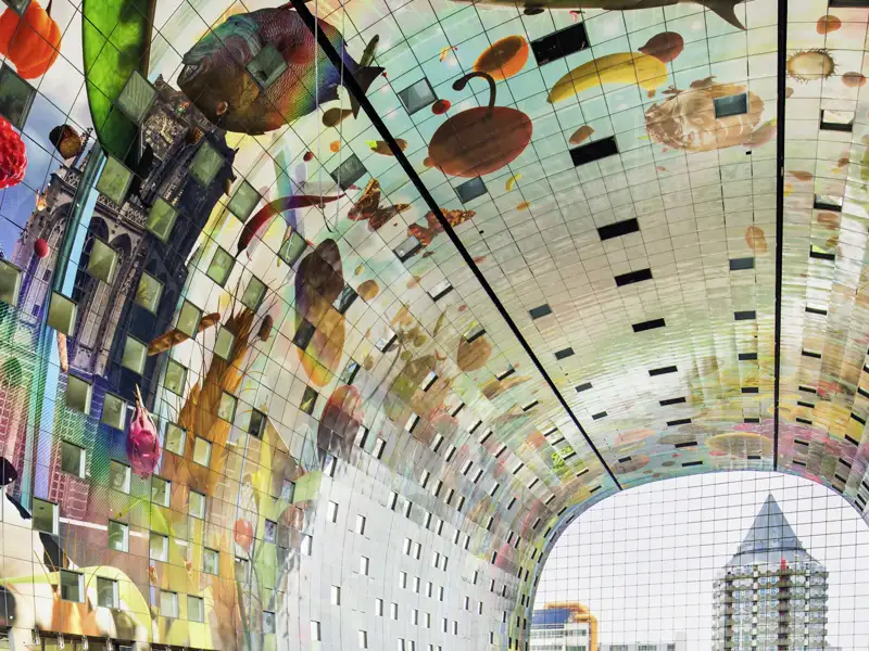 So bunt wie das Angebot an Obst, Gemüse, Wurst und Käse präsentiert sich die Markthalle von Rotterdam. Möchten Sie während Ihres Aufenthalts im Rahmen der Rundreise Ihre Mittagspause dort verbringen?