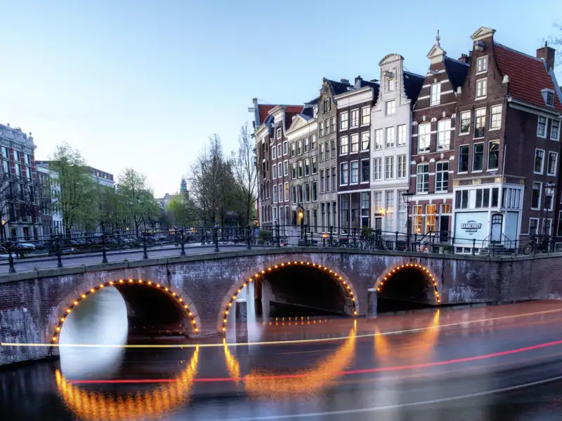 Komm, wir fahren nach Amsterdam! Auf Ihrer Rundreise durch die Niederlande steht selbstverständlich auch die größte Stadt des Landes auf dem Programm: Amsterdam, das wir auch vom Wasser aus erkunden - an Bord eines Ausflugsbootes.