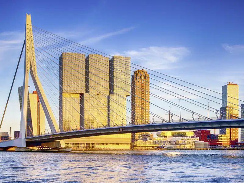 Während unserer Rundreise durch die Niederlande besuchen wir auch Rotterdam. Die Stadt mit ihren zahlreichen Höhepunkten moderner Architektur - hier die Erasmusbrücke und die "Vertical City" - bildet einen Gegenpol zur Windmühlenromantik des traditionellen Holland.
