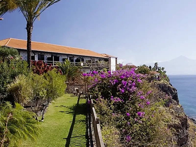 Auf unserer smart & small-Rundreise auf den Kanarischen Inseln übernachten wir auf La Gomera im Parador de La Gomera an der Steilküste oberhalb von San Sebastián.