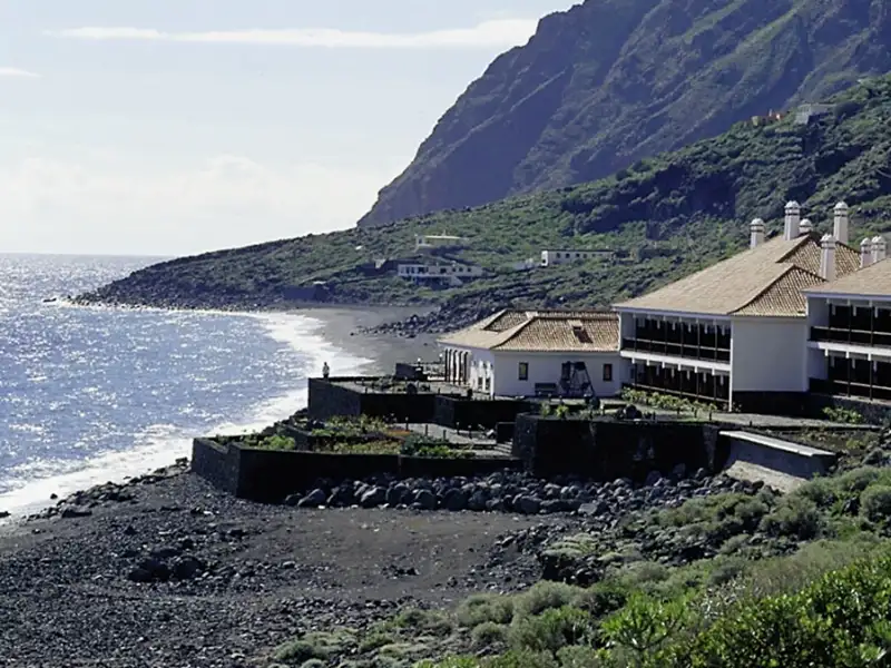 Auf unserer smart & small-Rundreise zu den Kanarischen Inseln übernachten wir auf El Hierro im Parador de El Hierro direkt am Meer.