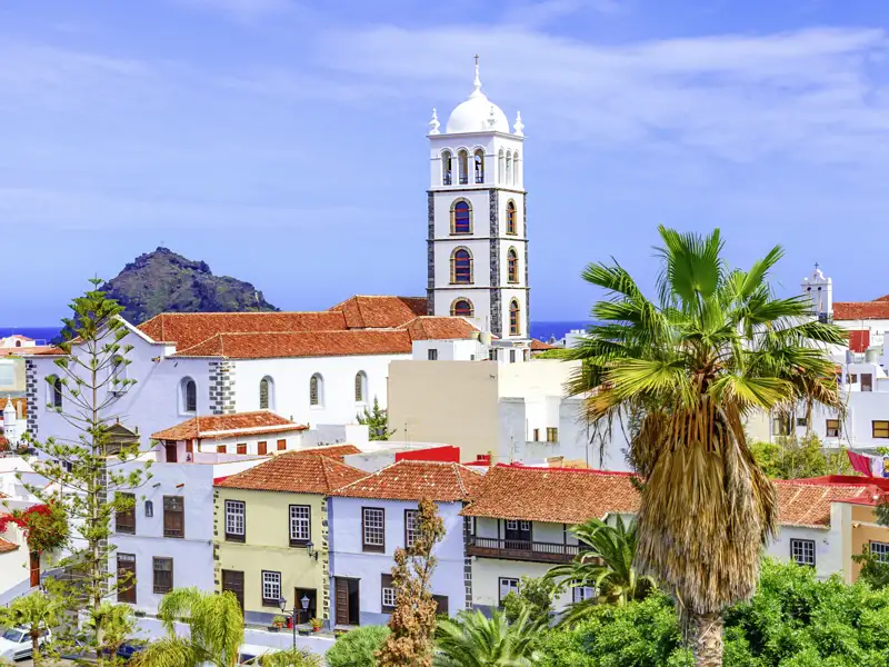 Auf der smart & small-Reise auf die Kanaren von Studiosus erleben Sie in kleiner Gruppe das charmante Dorf Garachico auf Teneriffa mit seinen malerischen Gassen und natürlichen Lavaschwimmbecken und dem authentischen Inselflair abseits der Massen.