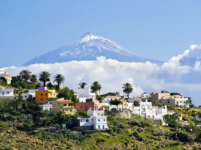 Auf unserer smart & small-Reise auf die Kanaren eröffnet sich uns auf unseren Ausflügen auf Teneriffa immer wieder der Blick auf den majestätischen Teide. Auf unserer Wanderung durch die vulkanische Landschaft im Nationalpark Cañadas del Teide entdecken wir bizarre Felsen und erstarrte Lavafelder.