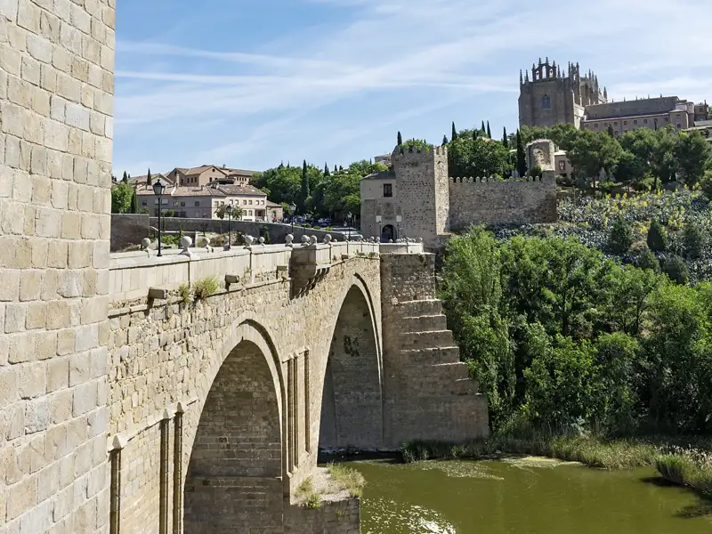 Schöne Aussichten auf unserer neuntägigen Rundreise in kleiner Gruppe durch Kastilien und die Extremadura – hier über die Puente de San Martín auf die Altstadt von Toledo (UNESCO-Welterbe).