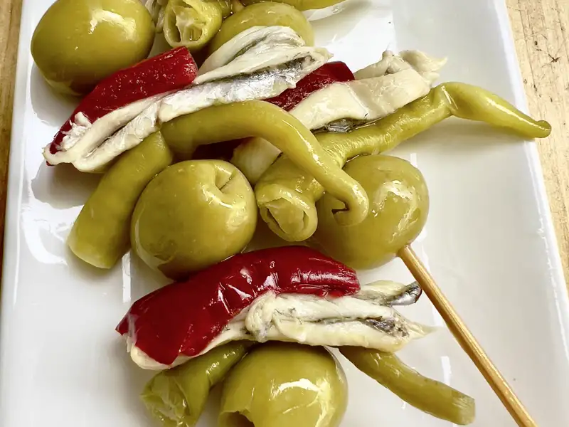 Ein individueller Streifzug durch die Tapasbars am Abend ist in Spanien ein Muss!