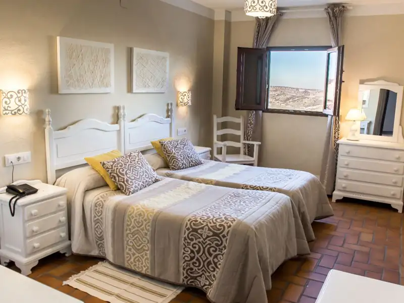 Mitten im "weißen Dorf" Zuheros nächtigen wir auf unserer Studiosus-Reise in kleiner Gruppe in authentisch andalusischem Ambiente im Landhotel Zuhayra. Die Olivenplantagen grüßen aus der Ferne.