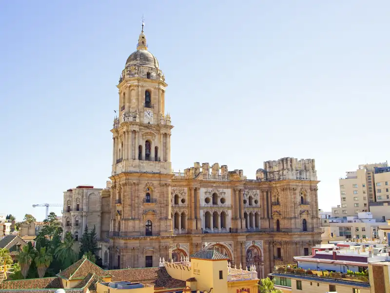 Auf einem Ausflug zeigt Ihnen Ihre Studiosus-Reiseleiterin die schönsten Postkartenmotive von Málaga. Die Hafenstadt am Mittelmeer hat sich in den letzten Jahren herausgeputzt und begeistert mit ihrem charmanten Stadtbild und mediterranem Flair.