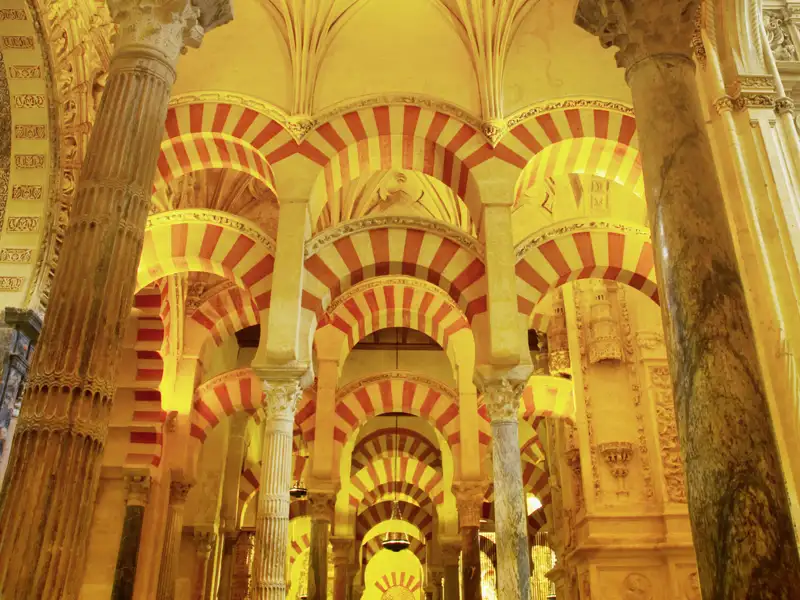 Auf unserer Rundreise durch Andalusien entdecken wir eines der bedeutendsten Bauwerke islamischer Architektur in Europa: die Mezquita in Córdoba, einst Hauptmoschee der Kalifen und heute Kathedrale und UNESCO-Weltkulturerbe.