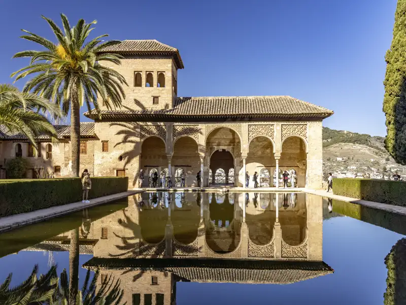Einer der Höhepunkte unserer smart & small-Reise durch Andalusien ist der Besuch der weltberühmten Alhambra in Granada. Gemeinsam mit den prachtvollen Gärten des Generalife bietet sie ein unvergessliches Erlebnis maurischer Architektur und Gartenkunst.