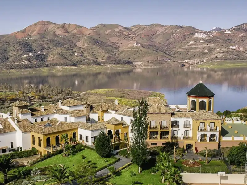 Auf unserer smart & small-Rundreise in kleiner Gruppe durch Andalusien verbringen wir drei Nächte im charmanten Boutique-Hotel La Viñuela & Spa, das versteckt im bergigen Hinterland der Costa del Sol, idyllisch am Ufer des Stausees La Viñuela liegt.