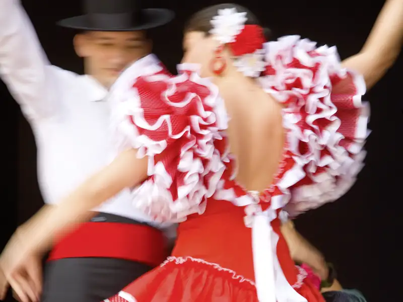 Auf Ihrer Studiosus-Reise durch Andalusien begegnen Sie der Seele Südspaniens: dem Flamenco. In einer stimmungsvollen Vorführung erleben Sie den Tanz hautnah – voller Leidenschaft, Rhythmus und Ausdruckskraft. Ein unvergessliches Kulturerlebnis inmitten andalusischer Tradition.